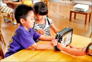 研究發現長時間使用手機、平板電腦，對兒童健康有影響，家長要作出適當的指導。(星島圖片)