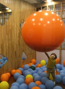 一室佈滿氣球，另新增懸垂特大版，非常好玩！