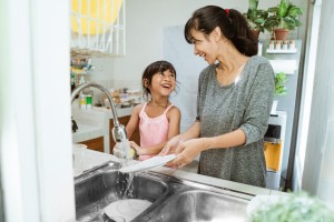 Asian,Daughter,Helping,Her,Mother,In,The,Kitchen,Washing,Dishes