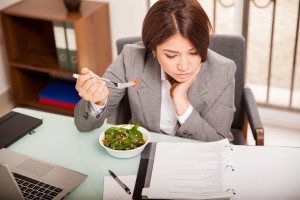 Busy,Young,Business,Woman,Eating,A,Healthy,Lunch,While,Working