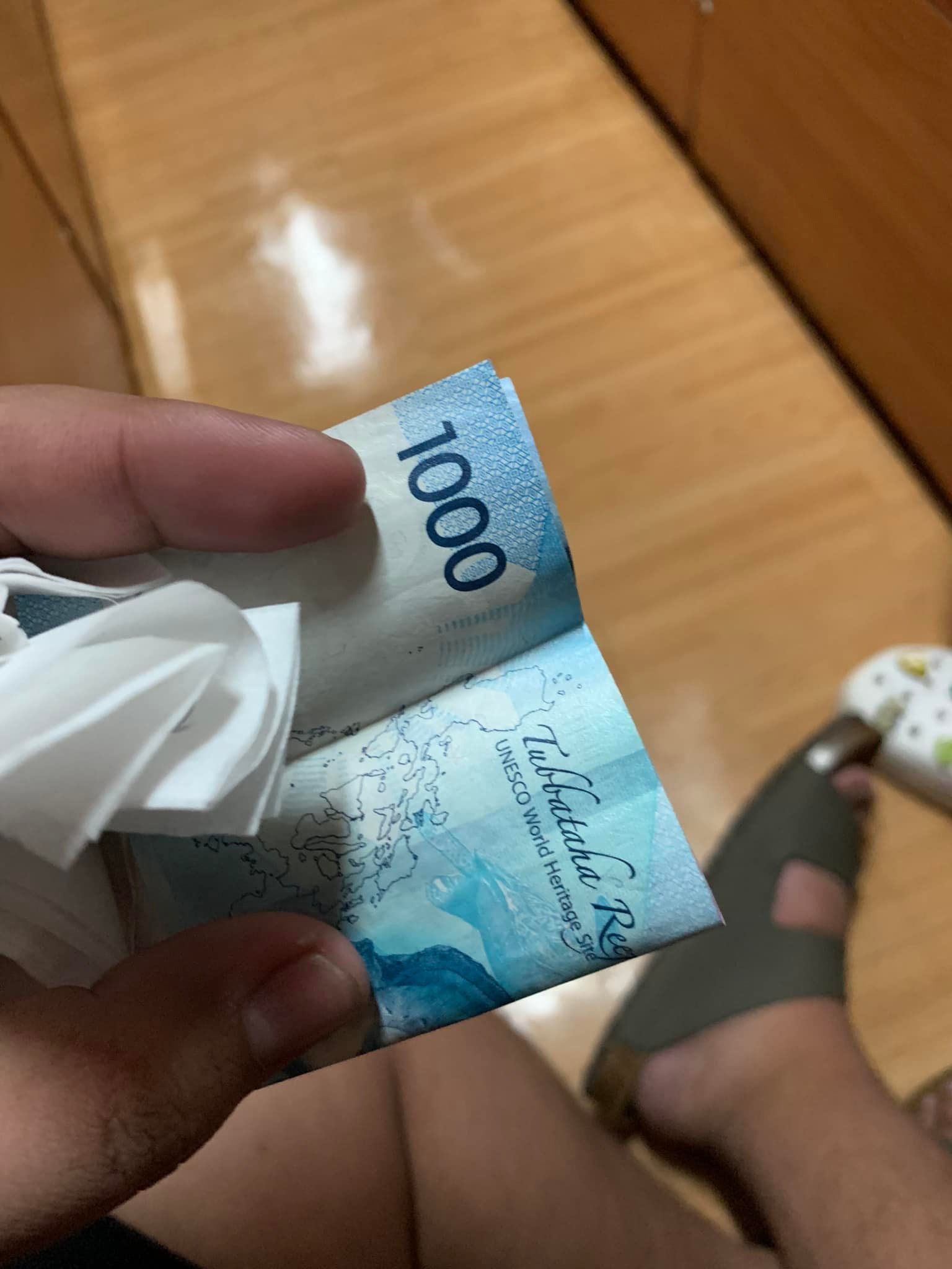 感人故事｜好心人聽到鄰牀學生不夠錢偷偷放低錢+紙條資助對方旅費回家| 生活熱話